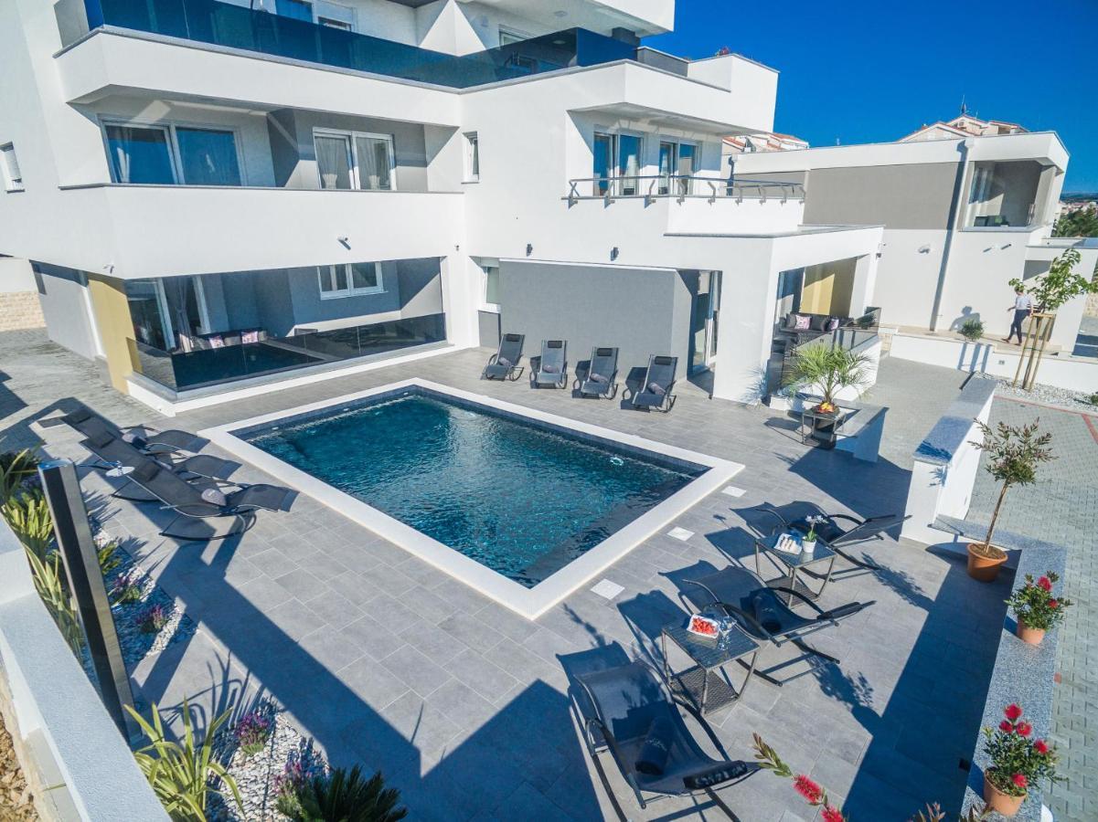 Villa Magnifica Apartments With Pool Новалья Экстерьер фото